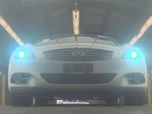 Used 2014 INFINITI Q60 Convertible 2D w/ Premium Package image 2