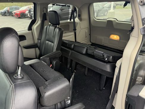 Used 2014 Chrysler Town & Country Touring w/ Driver Convenience Group image 7