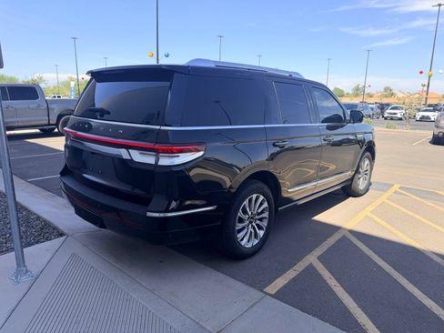 Used 2023 Lincoln Navigator 4WD image 3