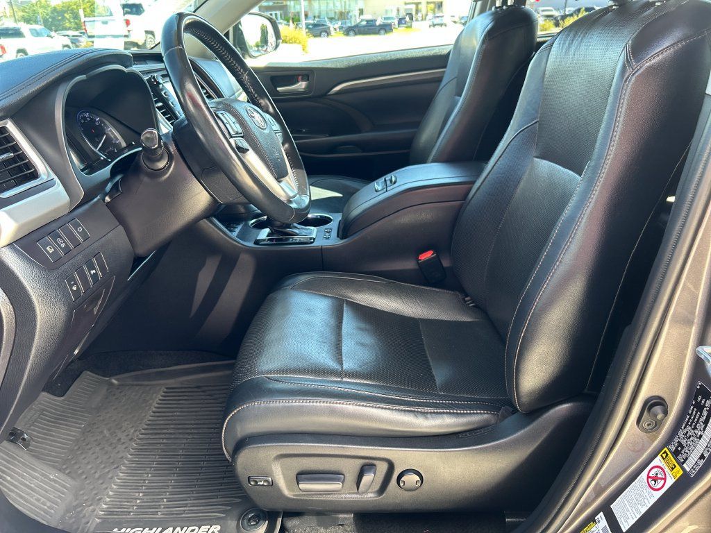 Certified 2019 Toyota Highlander Limited AWD/4WD image 10