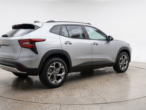 Used 2025 Chevrolet Trax LT FWD image 9
