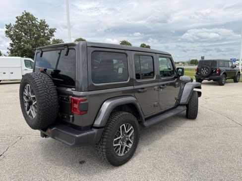 Used 2026 Jeep Wrangler Unlimited Sahara AWD/4WD image 9