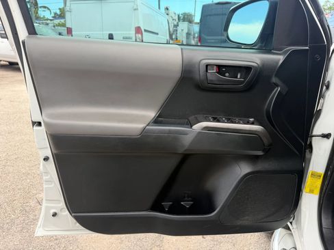 Used 2017 Toyota Tacoma SR5 w/ Tow Package RWD image 11
