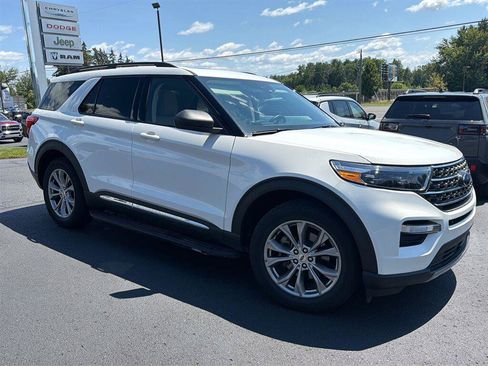 Used 2022 Ford Explorer XLT w/ Equipment Group 202A AWD/4WD image 2