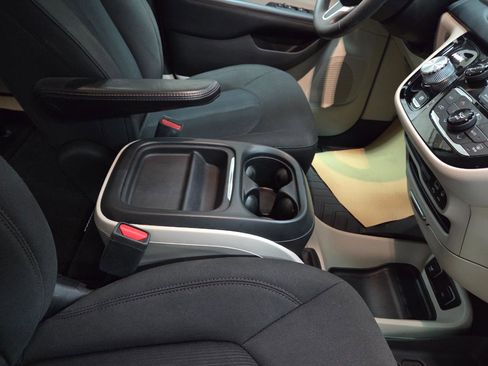 Used 2018 Chrysler Pacifica Touring Plus w/ Tire & Wheel Group image 28