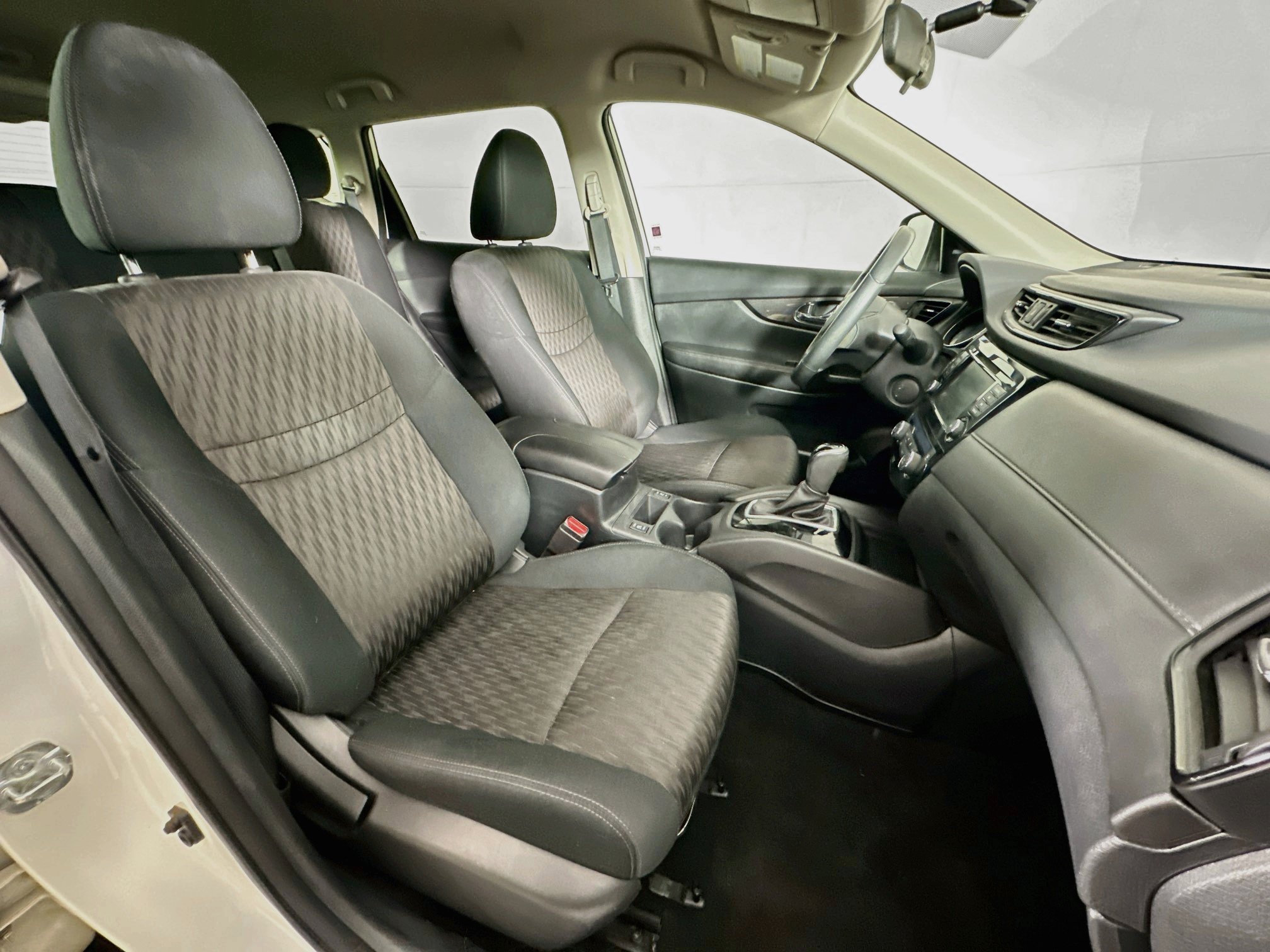 Used 2018 Nissan Rogue SV w/ Premium Package FWD image 31