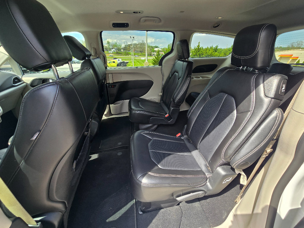 Used 2024 Chrysler Pacifica Touring-L FWD image 18