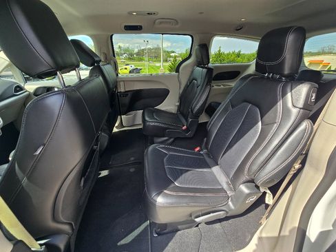 Used 2024 Chrysler Pacifica Touring-L FWD image 18