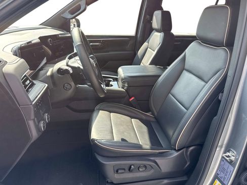 Used 2025 Chevrolet Suburban Premier image 22