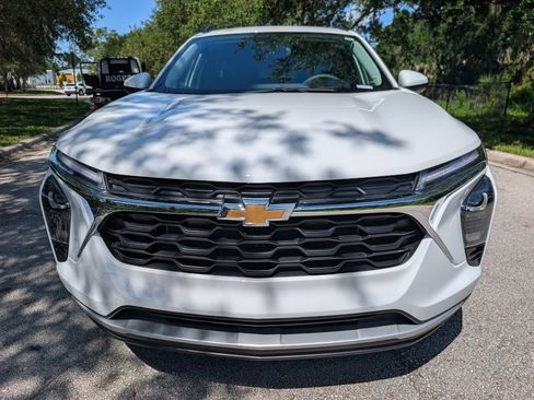 Used 2025 Chevrolet Trax LT FWD image 2