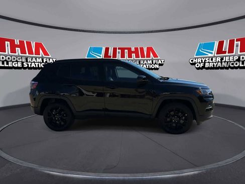 Used 2026 Jeep Compass Latitude image 9