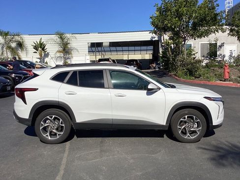 Used 2025 Chevrolet Trax LT w/ LT Convenience Package image 3