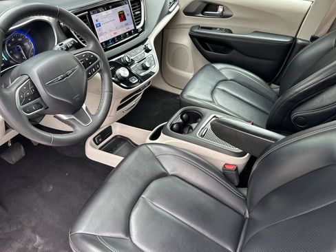 Used 2023 Chrysler Pacifica Touring-L FWD image 9
