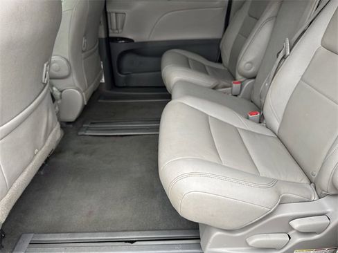 Used 2020 Toyota Sienna XLE image 25
