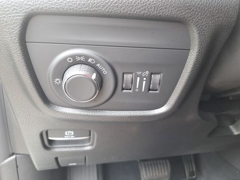Used 2023 Jeep Grand Cherokee Altitude RWD image 24