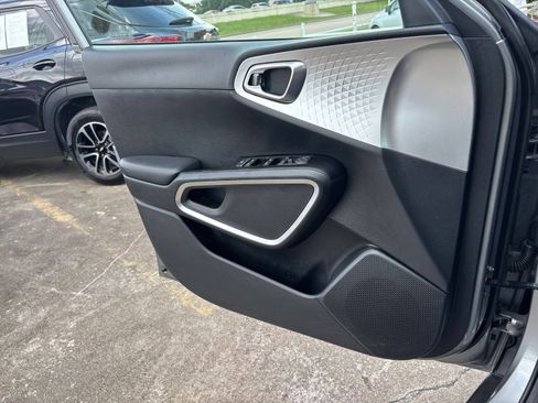 Used 2025 Kia Soul LX w/ LX Technology Package FWD image 18
