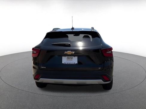 Used 2025 Chevrolet Trax LT FWD image 12