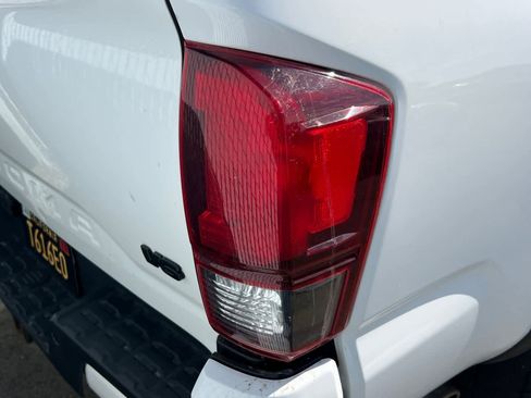 Used 2019 Toyota Tacoma TRD Off-Road w/ TRD Premium Off Road Package AWD/4WD image 18