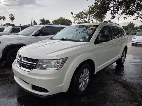 Used 2020 Dodge Journey SE w/ SE Popular Equipment Group FWD image 3