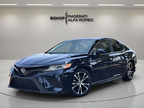 Used 2020 Toyota Camry SE w/ Convenience Package FWD image 2