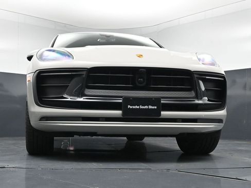 Used 2025 Porsche Macan AWD/4WD image 28