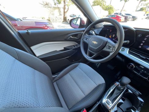 Used 2025 Chevrolet Trax LT image 34