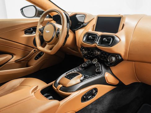 Used 2023 Aston Martin V8 Vantage Coupe RWD image 26