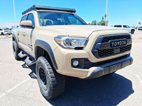 Used 2019 Toyota Tacoma TRD Off-Road w/ Technology Package AWD/4WD image 9