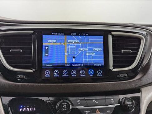 Used 2017 Chrysler Pacifica Touring-L image 28