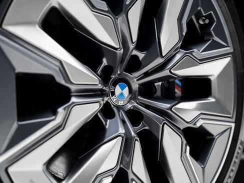 Used 2023 BMW i7 xDrive60 image 21