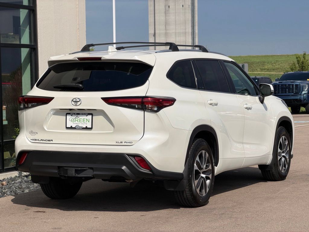 Used 2021 Toyota Highlander XLE AWD/4WD image 5