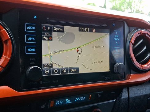 Used 2017 Toyota Tacoma TRD Off-Road w/ Premium & Technology Package image 19