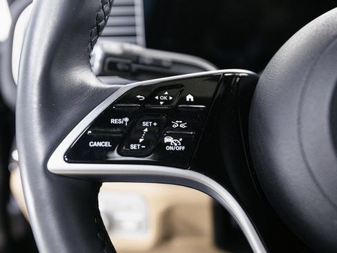 Used 2024 Mercedes-Benz GLE 450 4MATIC image 11