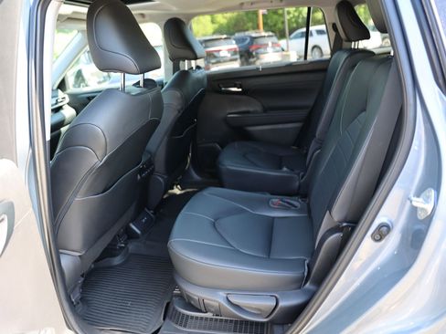 Used 2020 Toyota Highlander XLE AWD/4WD image 25