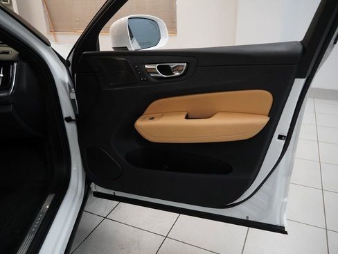Used 2019 Volvo XC60 T5 Momentum w/ Multimedia Package image 29
