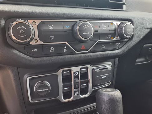 New 2025 Jeep Gladiator Nighthawk image 15