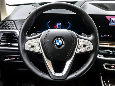 Used 2024 BMW X7 xDrive40i w/ Premium Package image 19