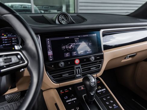 Certified 2024 Porsche Macan AWD/4WD image 28