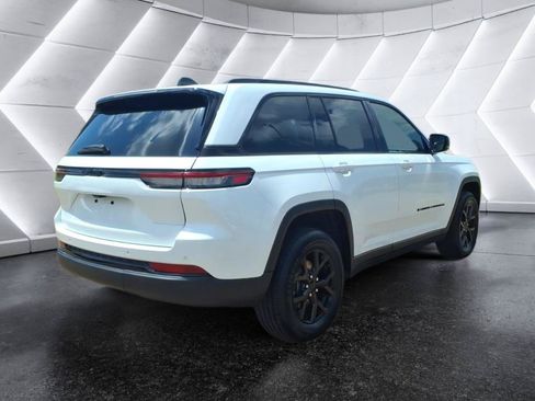 Used 2024 Jeep Grand Cherokee Altitude RWD image 5