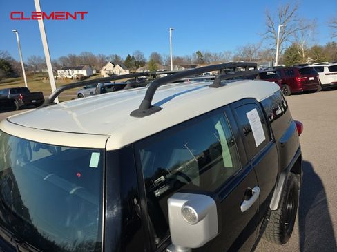 Used 2011 Toyota FJ Cruiser 2WD w/ Convenience Pkg image 3