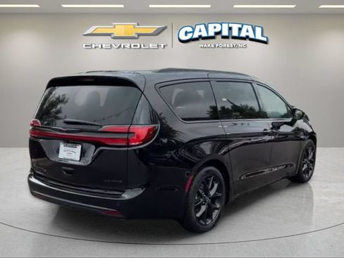 Used 2026 Chrysler Pacifica Limited w/ S Appearance Package FWD image 5