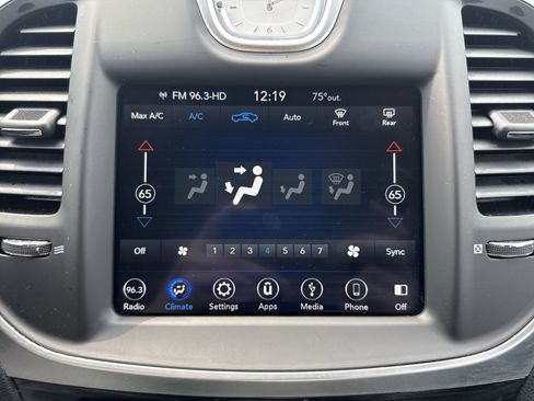 Used 2018 Chrysler 300 Touring AWD/4WD image 18