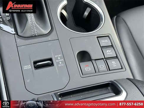 Used 2025 Toyota Highlander XLE image 37