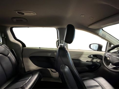Used 2023 Chrysler Pacifica Touring-L image 43