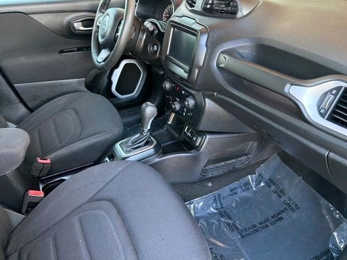 Used 2019 Jeep Renegade Latitude FWD image 17