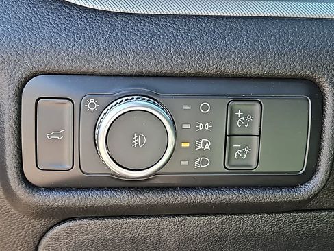 Used 2022 Ford Explorer XLT w/ Equipment Group 202A AWD/4WD image 25