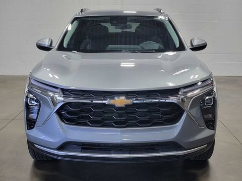 Used 2024 Chevrolet Trax LT w/ Driver Confidence Package FWD image 3