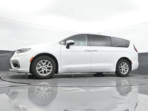 Used 2023 Chrysler Pacifica Touring-L FWD image 45