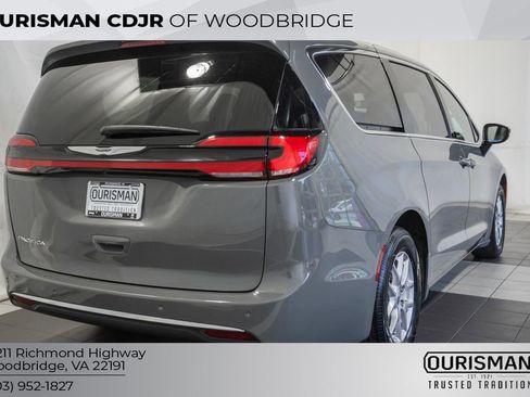 Used 2025 Chrysler Pacifica Select FWD image 5