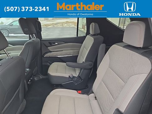 Used 2025 Chevrolet Traverse LT image 12